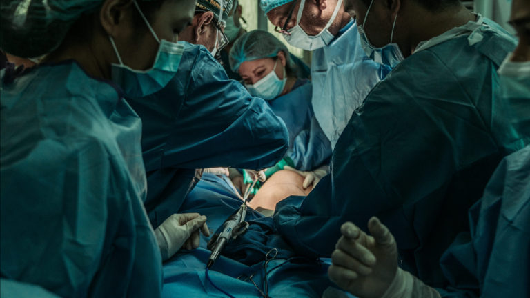 Chirurgen um OP-Tisch